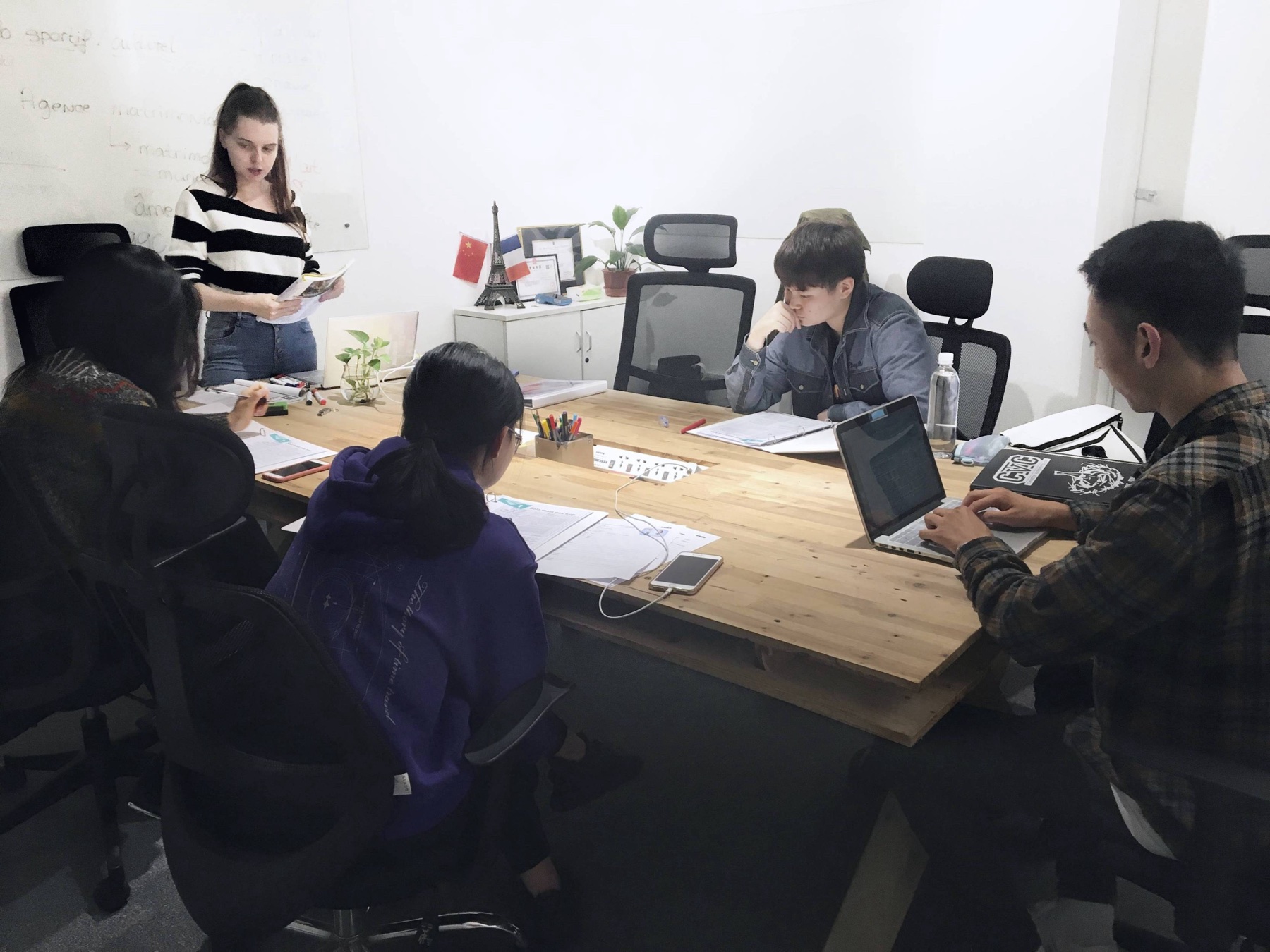 爱雅法语外教与学员在真实课堂中开展法语互动学习