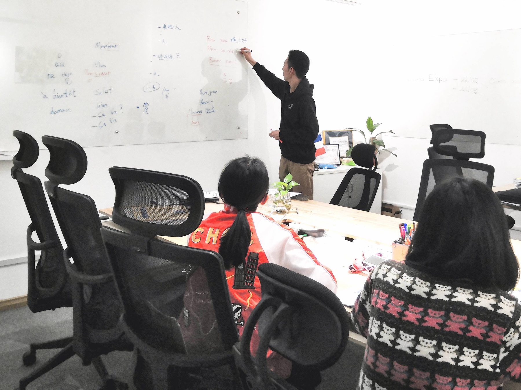 爱雅法语中教在白板前讲解法语
